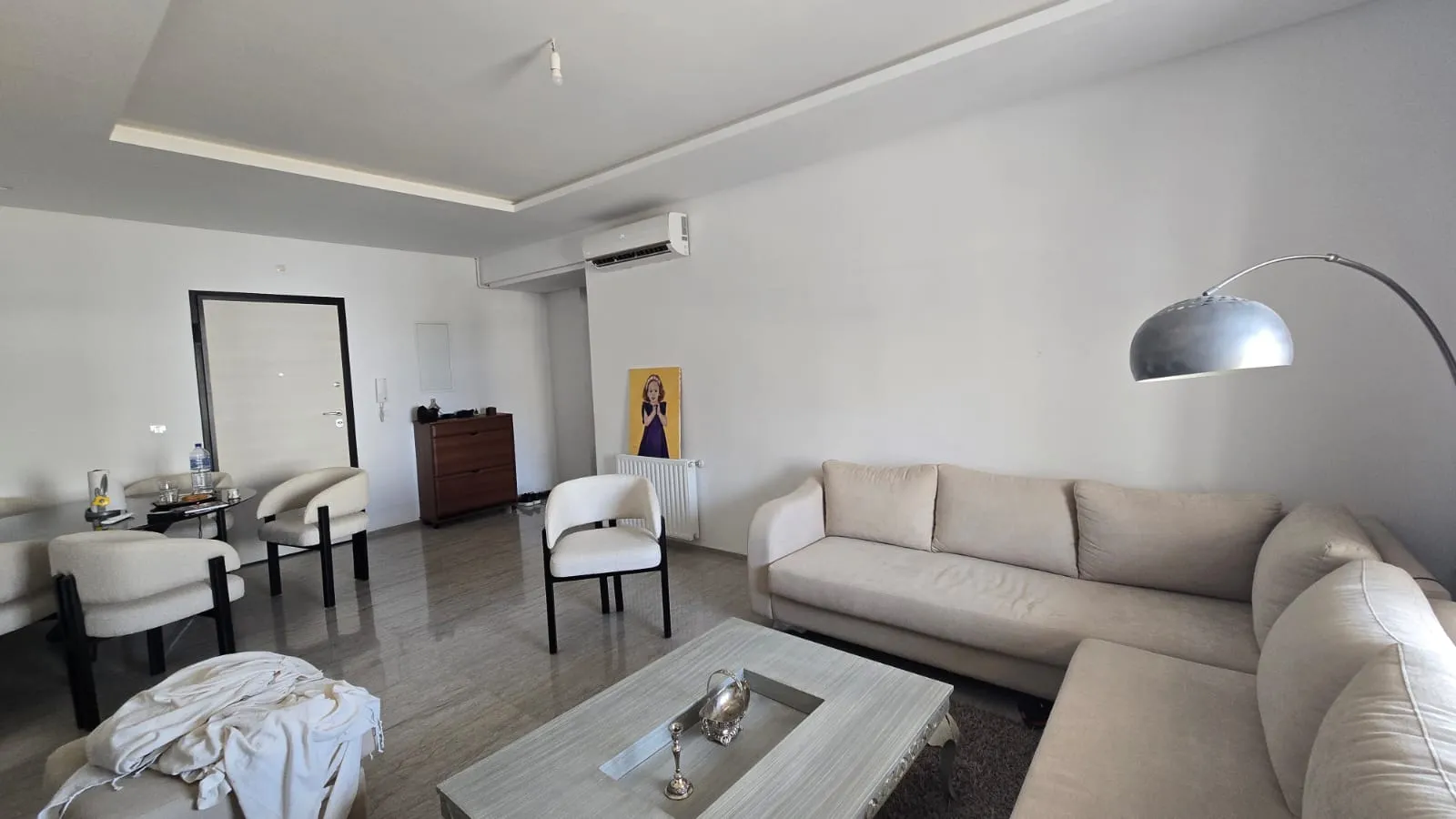 Séjour contemporain aménagé par Armonia — état initial, vue 1