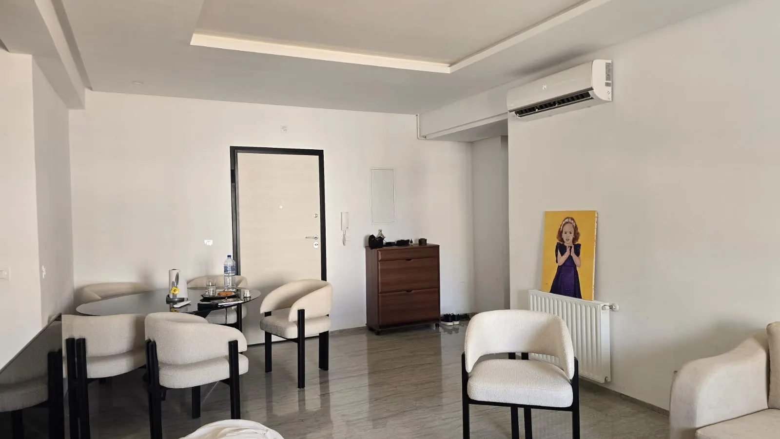 Séjour contemporain aménagé par Armonia — état initial, vue 2